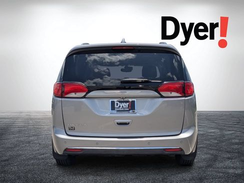 Used 2017 Chrysler Pacifica Touring-L Plus w/ Advanced Safetytec Group FWD image 5