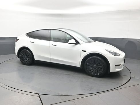 Used 2021 Tesla Model Y Long Range image 8