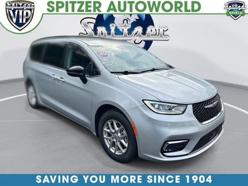 Used 2024 Chrysler Pacifica Touring-L FWD image 1