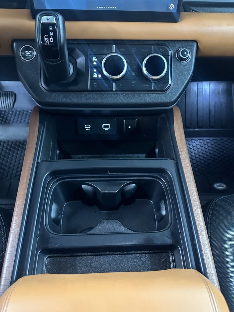 Used 2024 Land Rover Defender 130 X-Dynamic SE AWD/4WD image 17