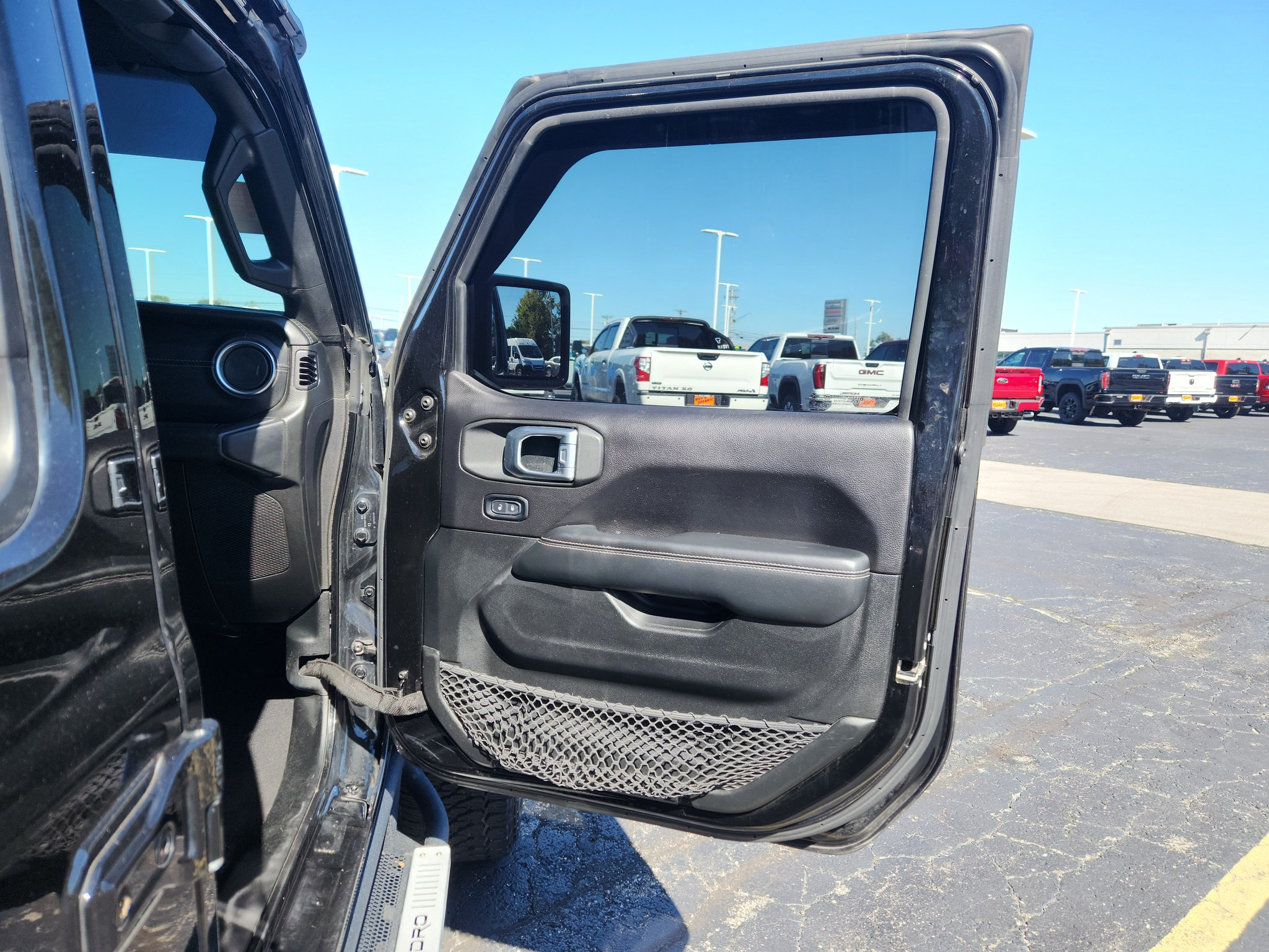 Used 2019 Jeep Wrangler Unlimited Sahara AWD/4WD image 32