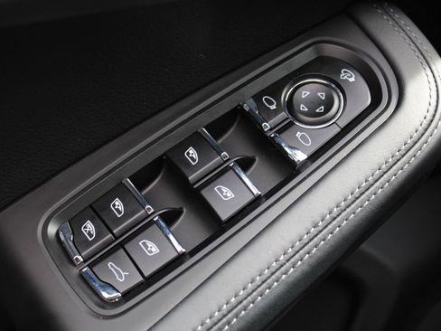 Certified 2025 Porsche Macan image 19