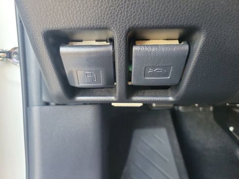 Used 2019 Toyota RAV4 LE image 29