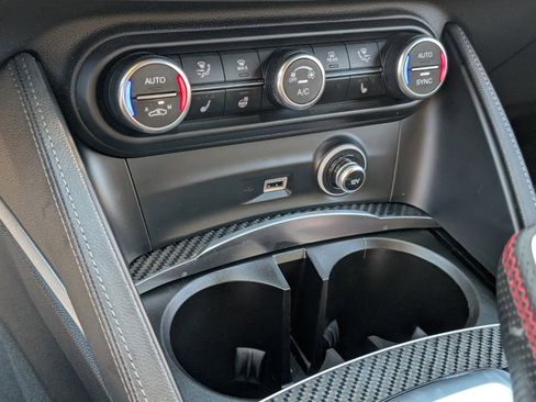 Used 2023 Alfa Romeo Stelvio Estrema image 28