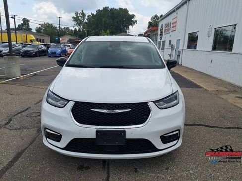Used 2024 Chrysler Pacifica Touring-L FWD image 7