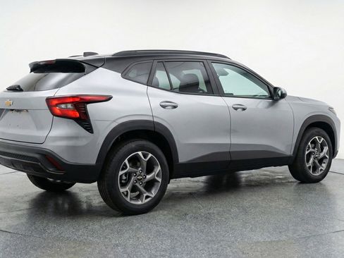 Used 2025 Chevrolet Trax LT w/ LT Convenience Package FWD image 9
