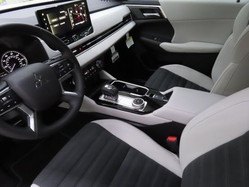 New 2025 Mitsubishi Outlander SE image 20