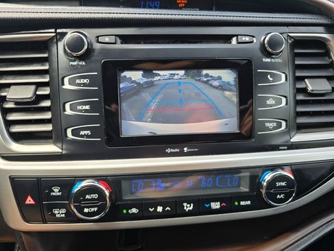 Used 2014 Toyota Highlander Plus FWD image 18