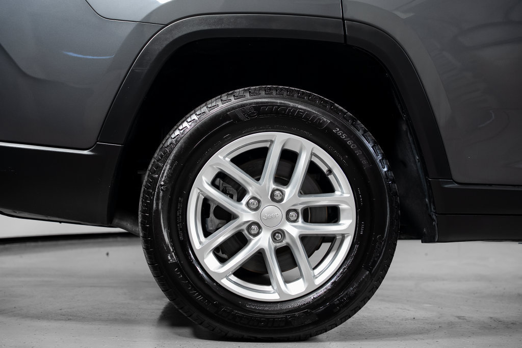 Used 2024 Jeep Grand Cherokee L Laredo AWD/4WD image 7