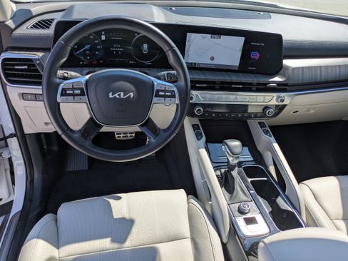 Used 2025 Kia Telluride SX w/ SX Captain's Chair Package image 17