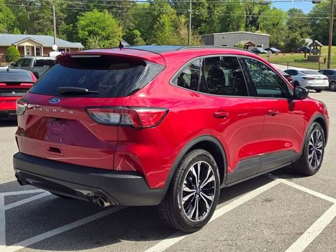 Used 2022 Ford Escape SE w/ SE Sport Appearance Package image 5