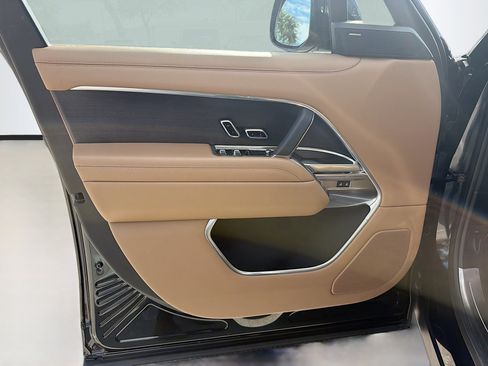 Used 2025 Land Rover Range Rover SE image 23