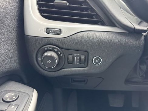 Used 2017 Jeep Cherokee Overland w/ Technology Group FWD image 18
