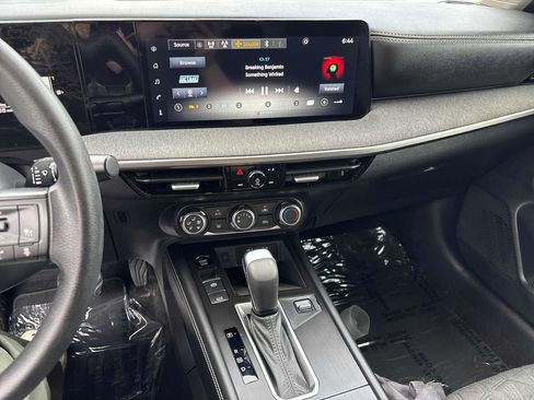 Used 2025 Nissan Kicks SV AWD/4WD image 11