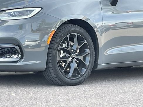 Used 2023 Chrysler Pacifica Touring-L w/ Uconnect Theater Family Group image 23