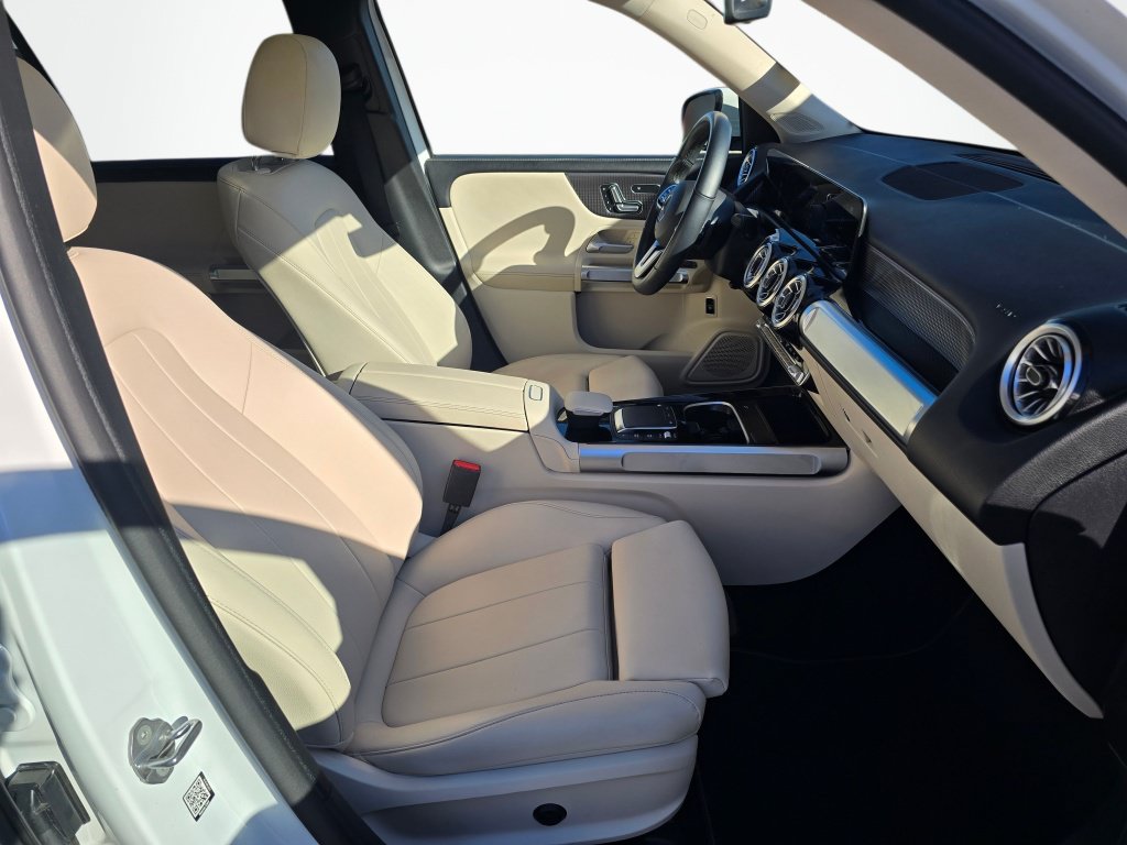 Used 2023 Mercedes-Benz GLB 250 w/ Premium Package image 27