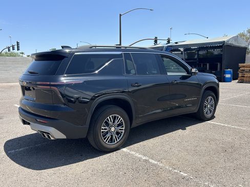Used 2025 Chevrolet Traverse LT FWD image 5
