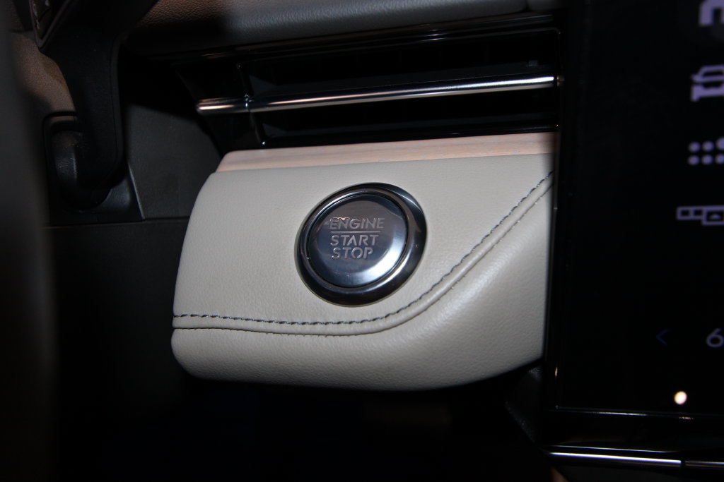 Used 2025 Lincoln Nautilus Reserve AWD/4WD image 14