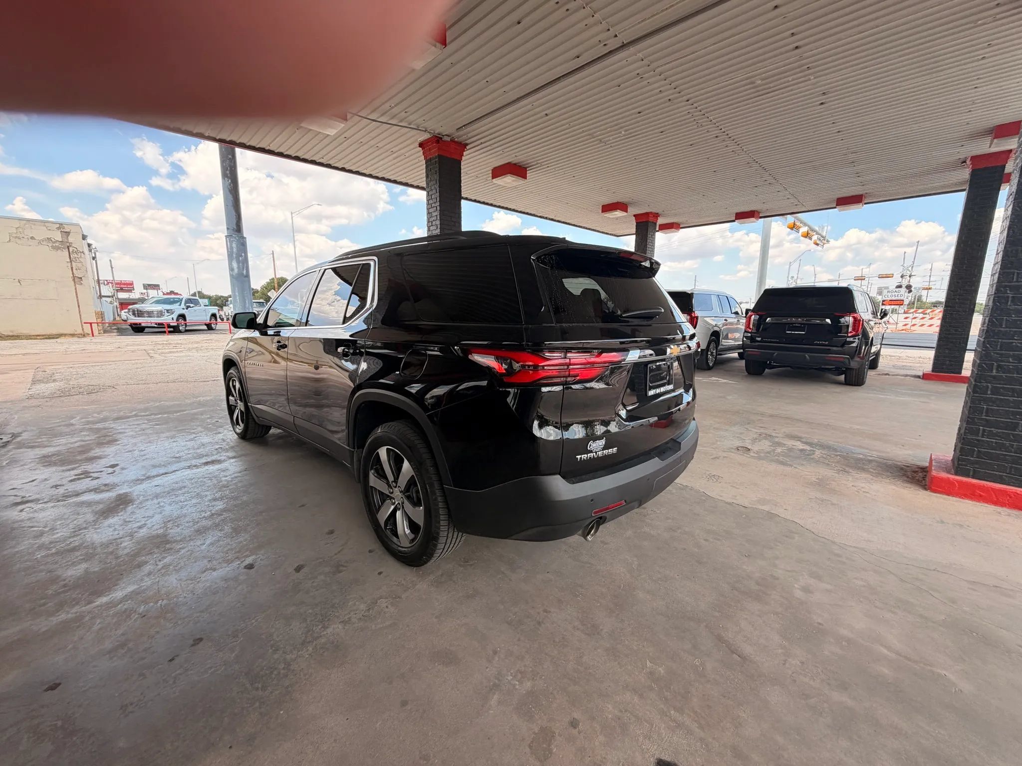 Used 2022 Chevrolet Traverse LT w/ LT Premium Package FWD image 5