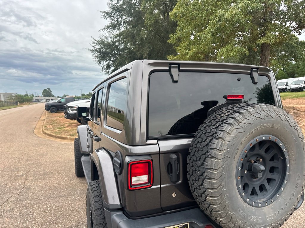Used 2018 Jeep Wrangler Unlimited Sahara AWD/4WD image 8