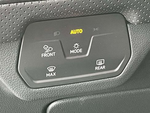 Used 2024 Volkswagen Atlas Cross Sport SE image 17