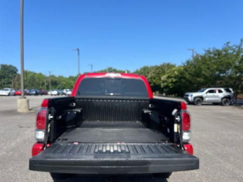 Used 2022 Toyota Tacoma TRD Off-Road w/ Technology Package AWD/4WD image 17