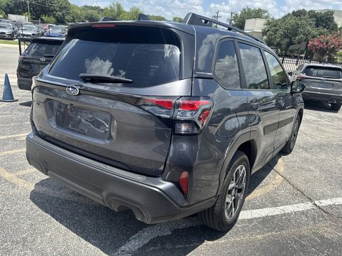 Used 2025 Subaru Forester Premium AWD/4WD image 3