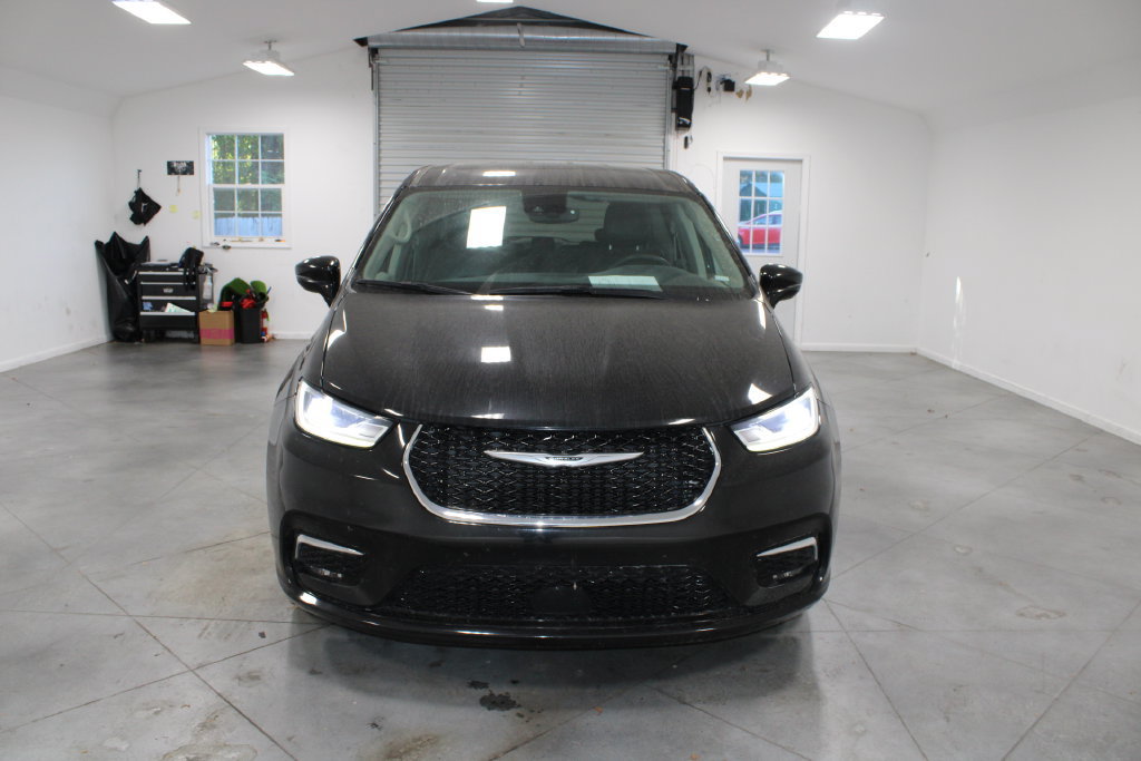 Used 2024 Chrysler Pacifica Touring-L FWD image 3