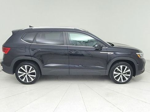 Used 2024 Volkswagen Taos SE image 4