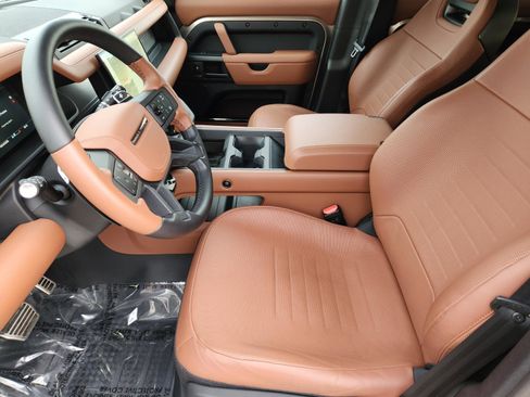 Used 2025 Land Rover Defender 110 image 7