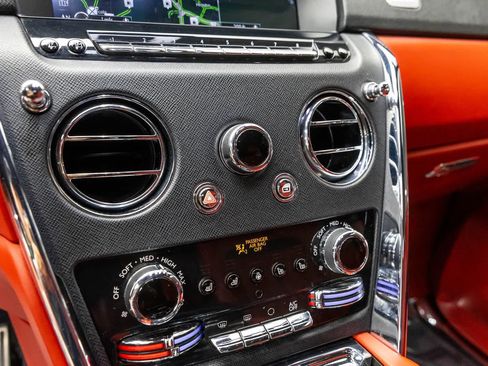 Certified 2020 Rolls-Royce Cullinan AWD/4WD image 38