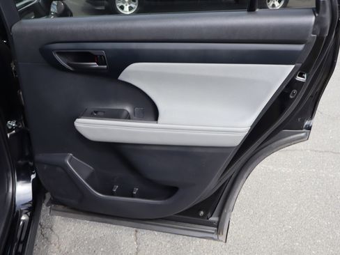 Used 2021 Toyota Highlander LE image 34