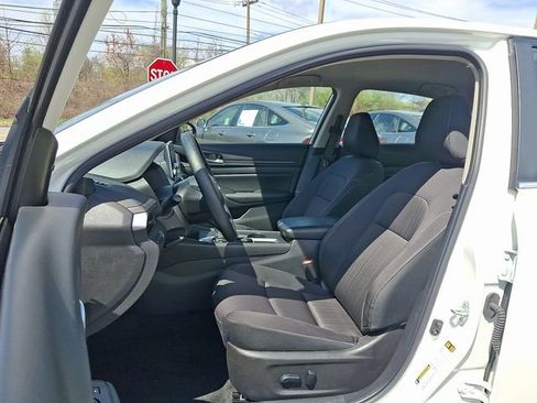 Used 2025 Nissan Altima 2.5 SV image 14
