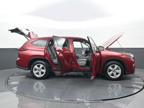 Used 2020 Toyota Highlander LE image 31