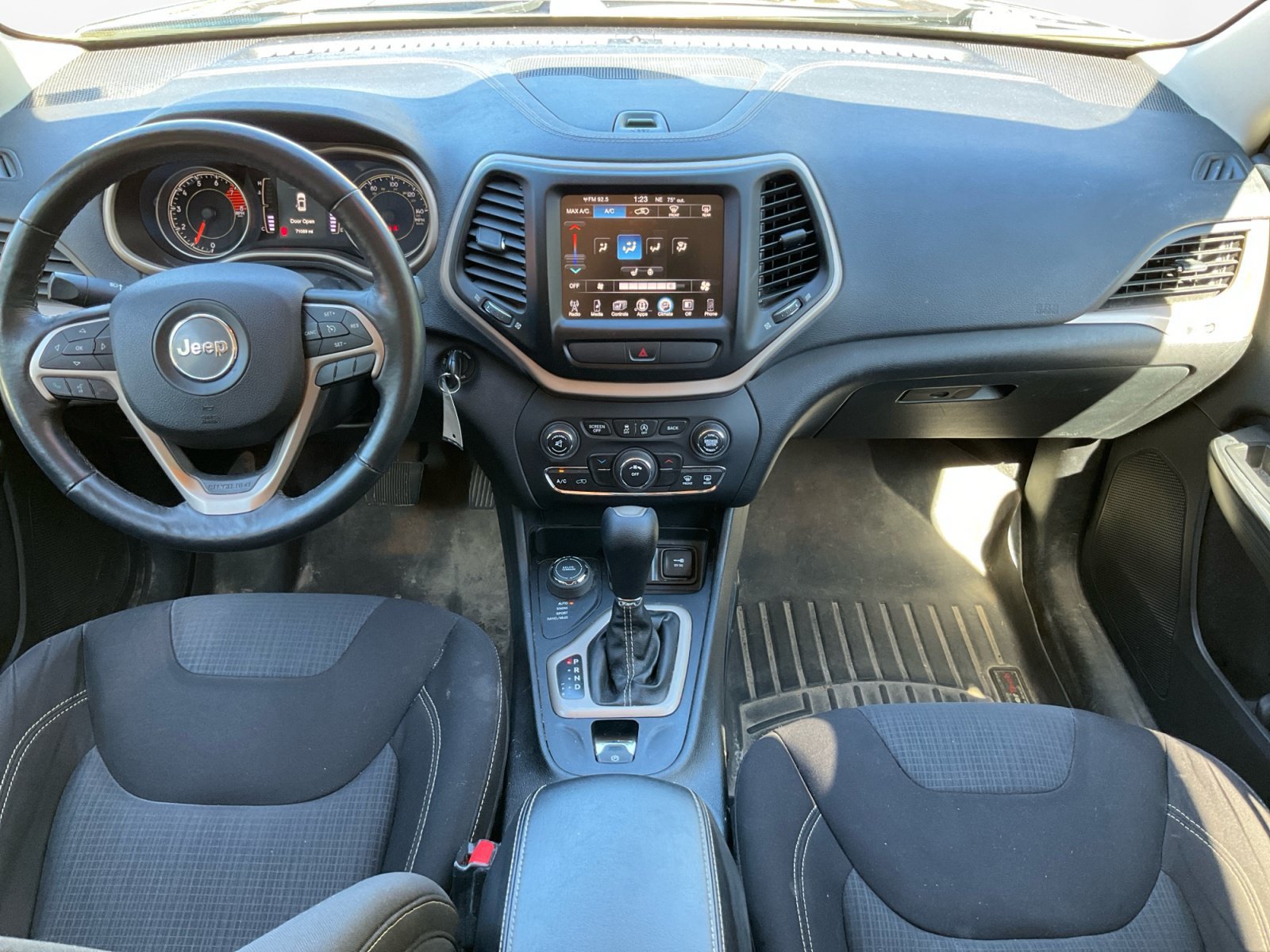 Used 2016 Jeep Cherokee Latitude w/ Cold Weather Group AWD/4WD image 11