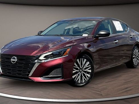 Used 2025 Nissan Altima 2.5 SV FWD image 3