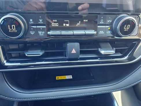 Used 2025 Toyota Highlander XLE image 28