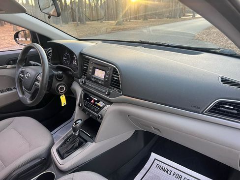 Used 2018 Hyundai Elantra SE image 19