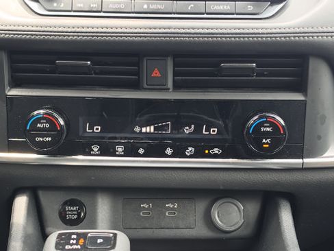 Used 2024 Nissan Rogue SV AWD/4WD image 18
