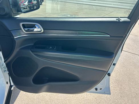 Used 2017 Jeep Grand Cherokee Limited image 18