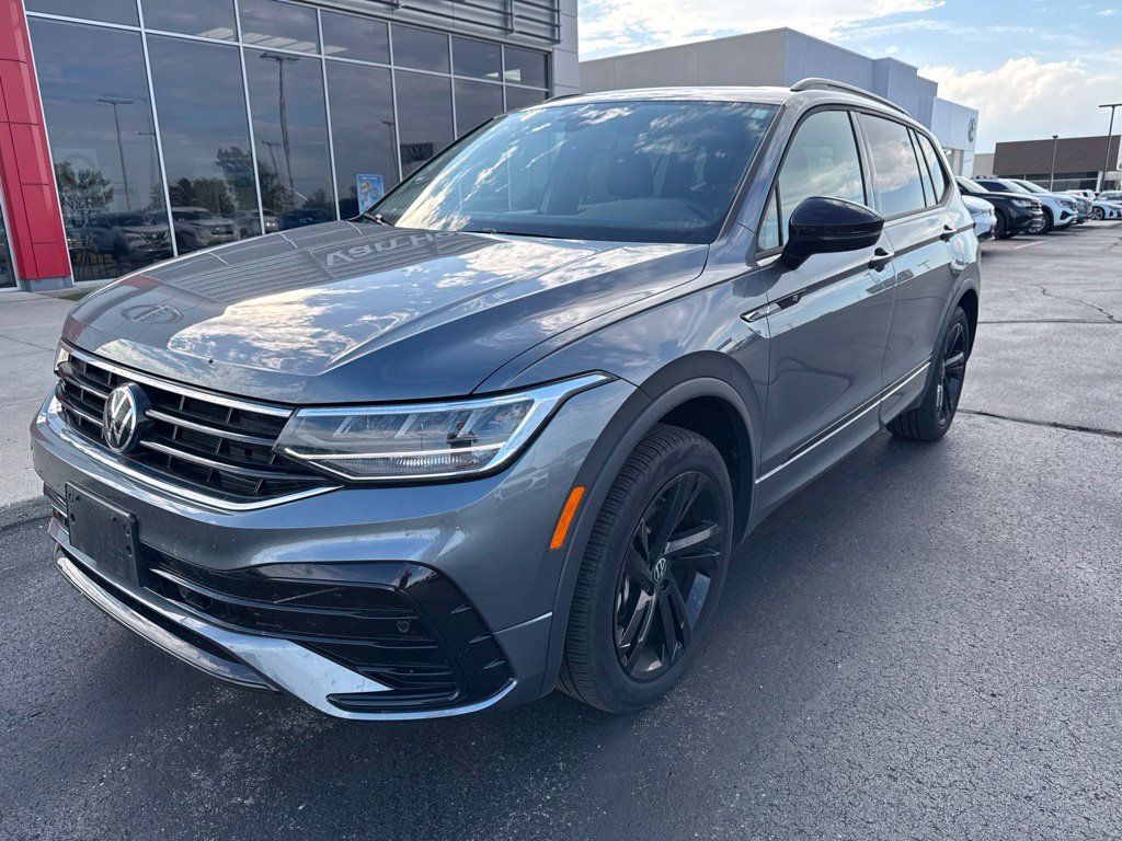 Used 2024 Volkswagen Tiguan SE R-Line w/ MDO Package, Two-Row AWD/4WD image 2
