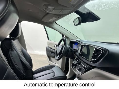 Used 2024 Chrysler Pacifica Touring-L FWD image 22