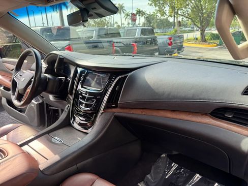 Used 2017 Cadillac Escalade ESV Premium Luxury AWD/4WD image 22
