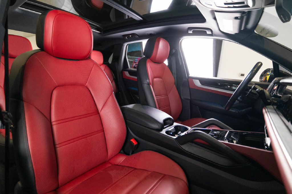 Certified 2025 Porsche Cayenne AWD/4WD image 16