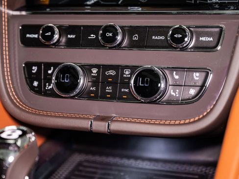 Used 2025 Bentley Bentayga image 46