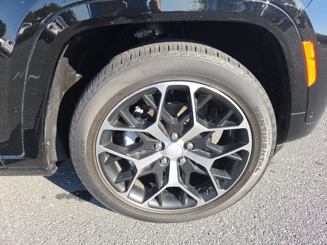 Used 2025 Jeep Grand Cherokee Summit AWD/4WD image 31