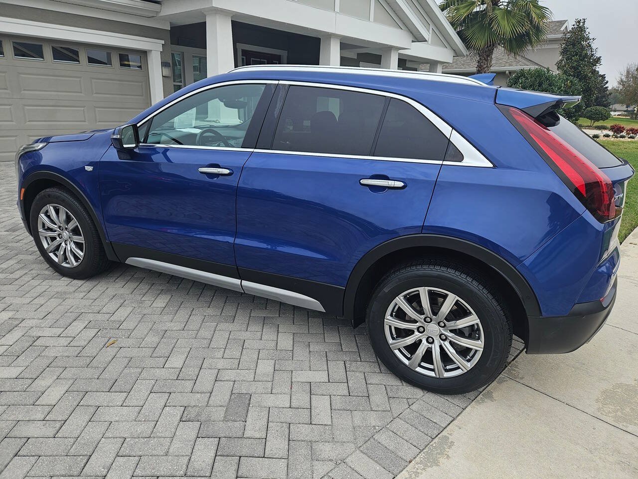 Used 2022 Cadillac XT4 Premium Luxury w/ Enhanced Visibility Package FWD image 4