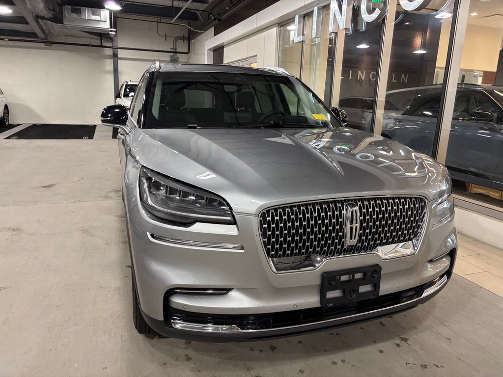 Used 2024 Lincoln Aviator AWD w/ Premium Package image 2