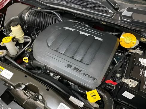Used 2019 Dodge Grand Caravan SXT FWD image 16