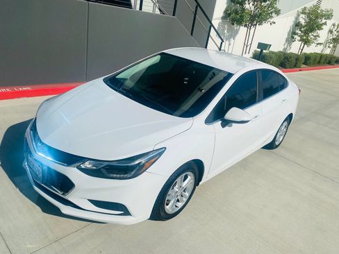 Used 2018 Chevrolet Cruze LT FWD image 3